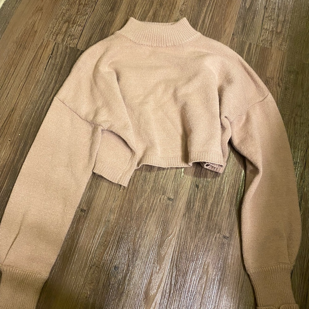 Beige cropped sweater. Very cute and
comfortable. Tagged for exposure